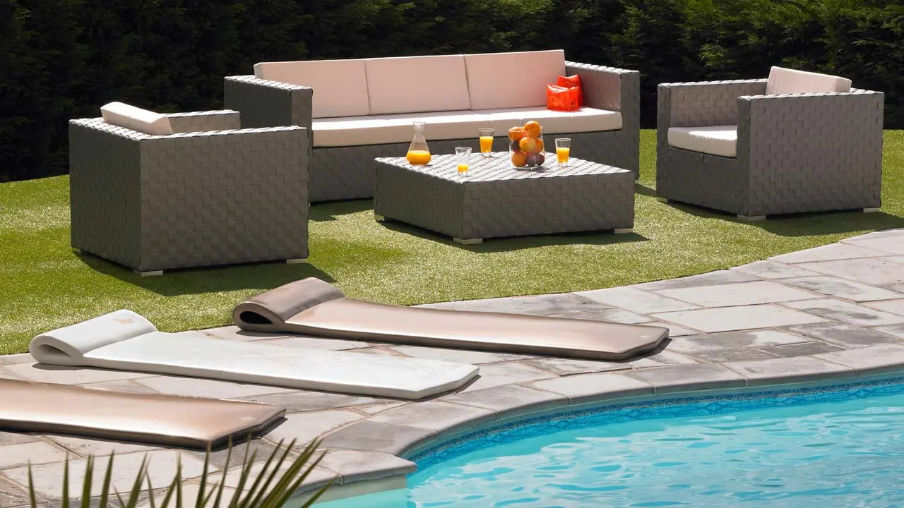 Poolmöbel und Pooldeko