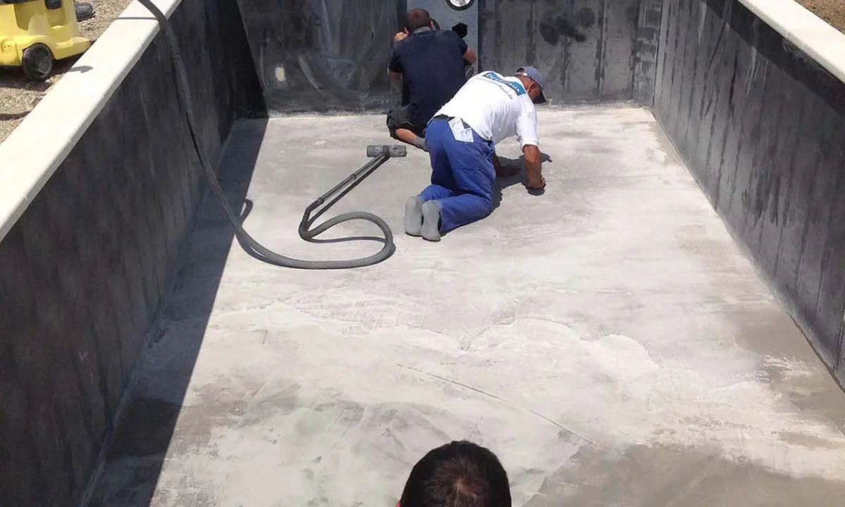 Säuberung Bodenplatte Swimmingpool Heidelberg